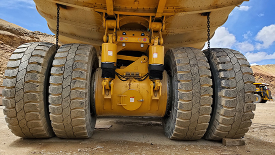 30.00R51 46/90R57等多种规格的陆安牌巨型工程机械轮胎在海拔5400米的矿山上运行